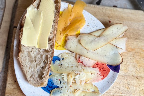 Еще одна прекрасная пара из Болгарии - только что испеченный хлеб с маслом и сыр. )))))