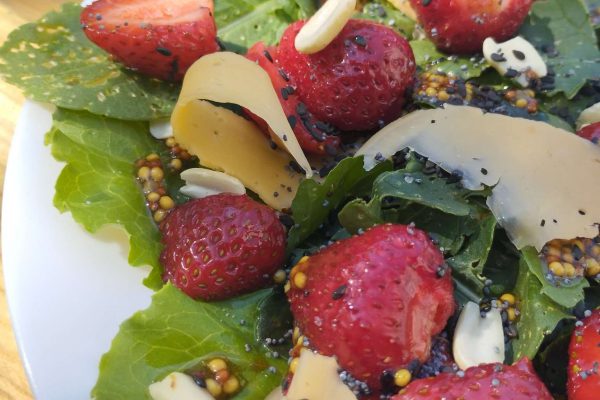 Марьяна, Одесская область - рецепт летнего салата с рукколой, клубникой, сыром, семечками и орешками - смешать с бальзамическим уксусом, оливковым маслом и предвкушением чуда