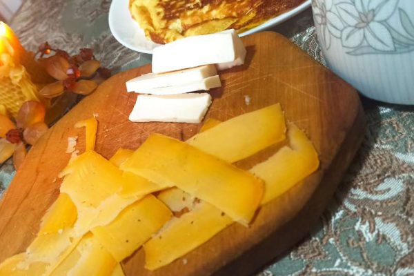 Ольга завтракает со Старым голланцем при свечах в Одессе