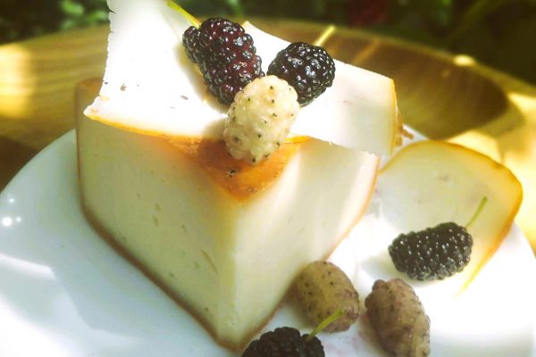 Сыр и маруша настолько разные по вкусам, что им самое время начать дружить. Ягодная сочность шелковицы дополняет собранную, даже строгую, сливочную плотность этого сыра – как два разных мира, уникальных и целостных, встречаются и по-соседки выстраивают общий новый Мир