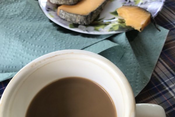 Фото-эссе от нового ценителя Алхимического сыра - Станислава из Днепра. А что на тарелке? Да, верно, это кусочки Старого Голландца.Существо сырного дела искренне благодарит Станислава за такой необычный, но искренний отзыв!