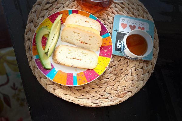 Ольга, София (Болгария): утренний натюрморт. )) Прекрасный сыр с вкраплениями паприки, чувствуется запах паприки очень отчетливо и живо на фоне сыра. Удивительное наслаждение!