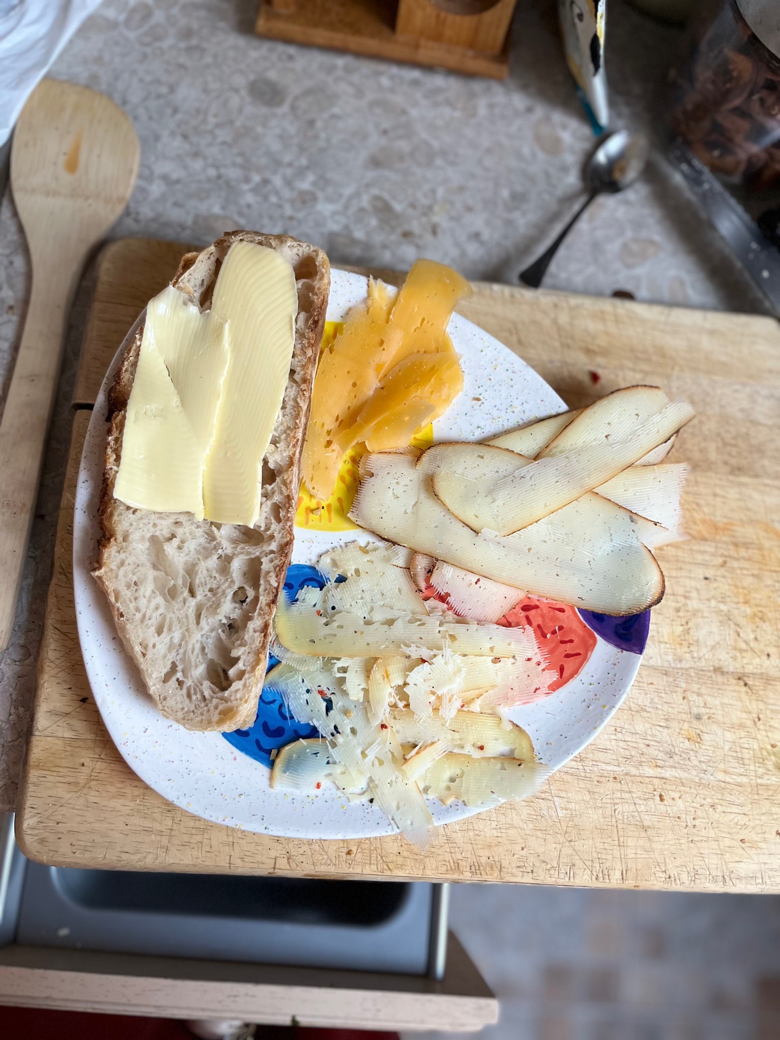 Еще одна прекрасная пара из Болгарии - только что испеченный хлеб с маслом и сыр. )))))