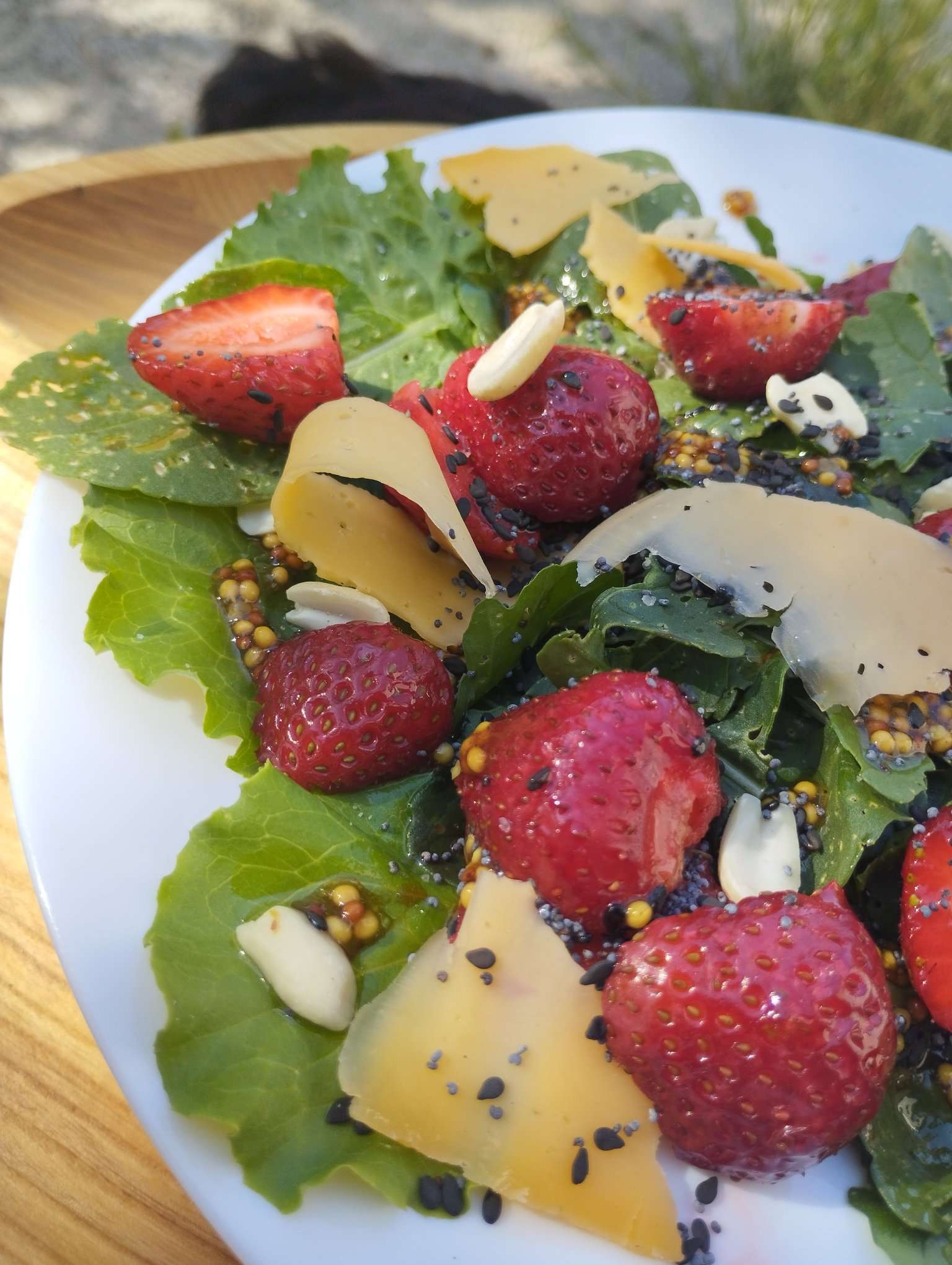 Марьяна, Одесская область - рецепт летнего салата с рукколой, клубникой, сыром, семечками и орешками - смешать с бальзамическим уксусом, оливковым маслом и предвкушением чуда