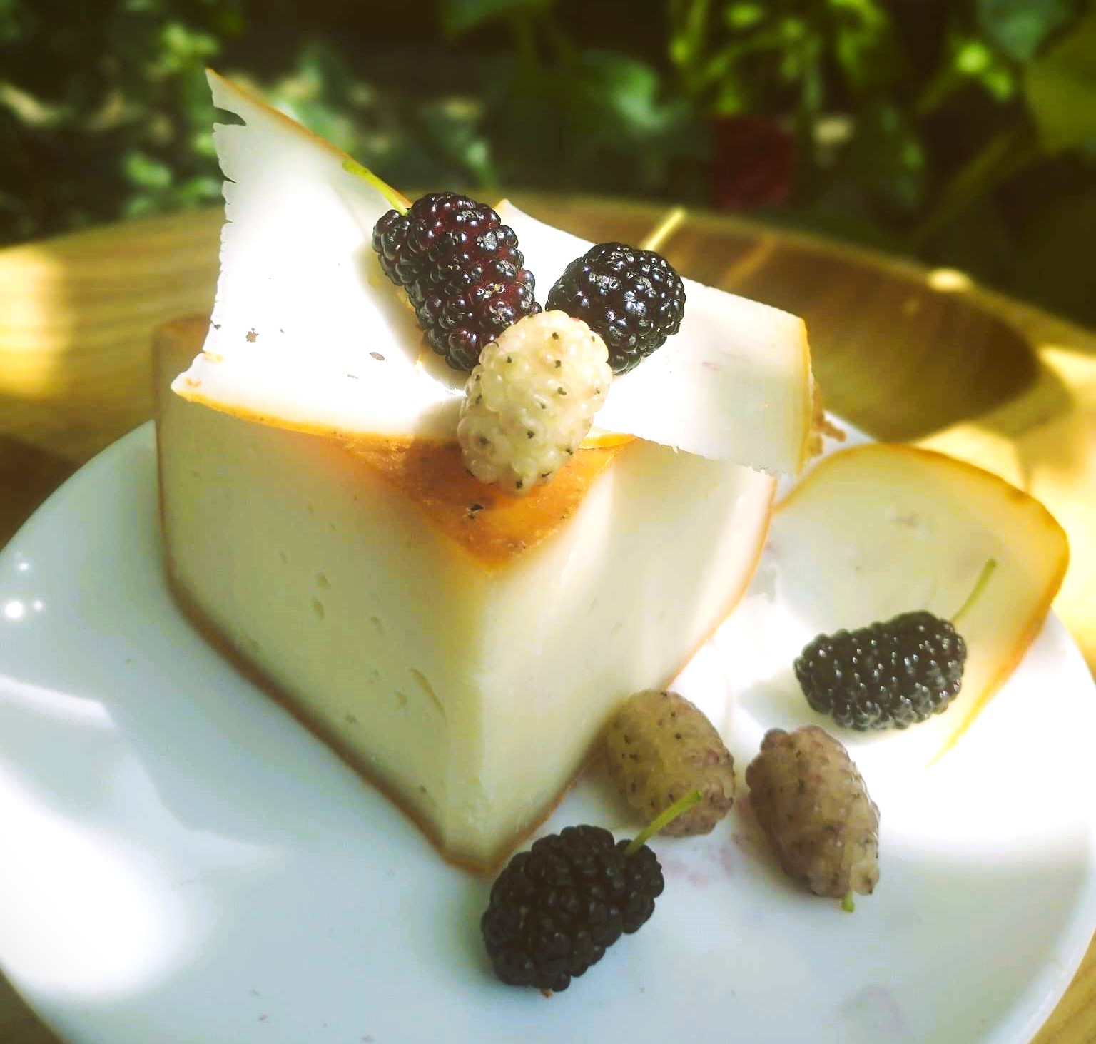 Сыр и маруша настолько разные по вкусам, что им самое время начать дружить. Ягодная сочность шелковицы дополняет собранную, даже строгую, сливочную плотность этого сыра – как два разных мира, уникальных и целостных, встречаются и по-соседки выстраивают общий новый Мир