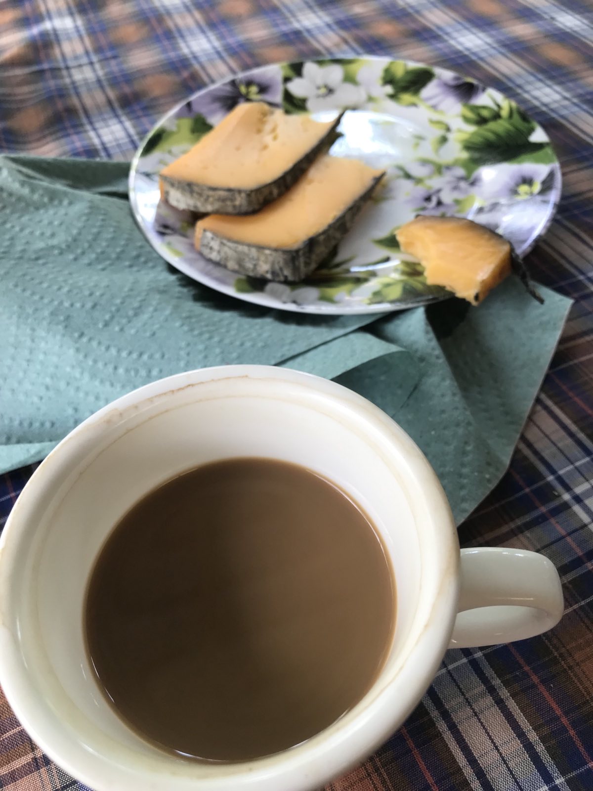 Фото-эссе от нового ценителя Алхимического сыра - Станислава из Днепра. А что на тарелке? Да, верно, это кусочки Старого Голландца.Существо сырного дела искренне благодарит Станислава за такой необычный, но искренний отзыв!